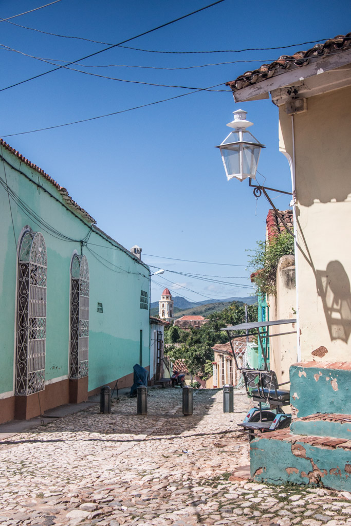 Blog Madame Voyage à Cuba, dans les rues de Trinidad, vue des montagnes au loin
