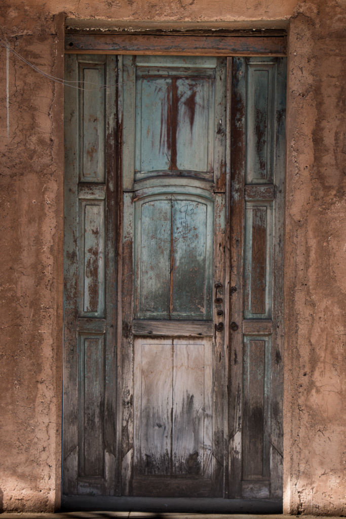 Blog Madame Voyage à Cuba dans les rues de la ville de Trinidad, une vieille porte en bois