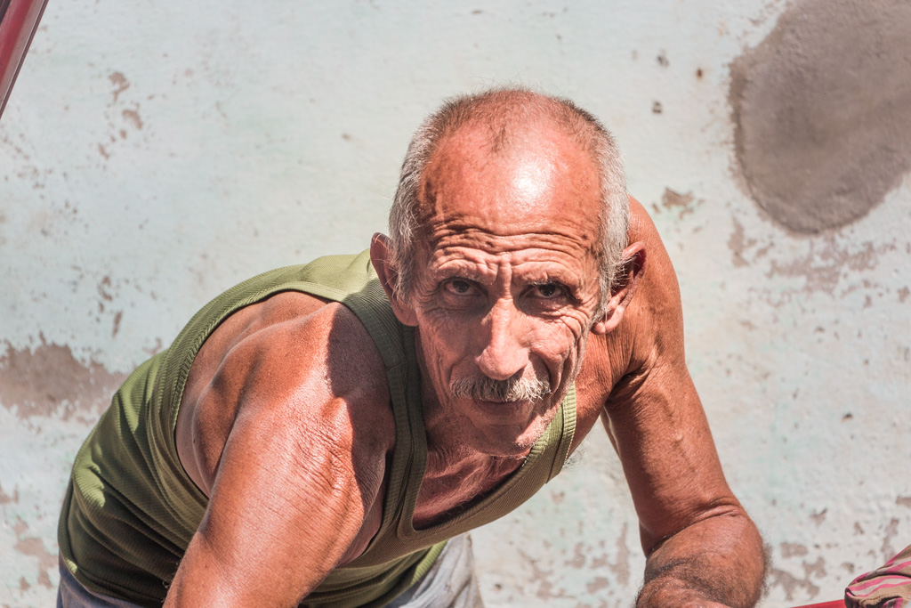 Blog Madame Voyage à Cuba, Trinidad, Portrait d un cubain et sa lada